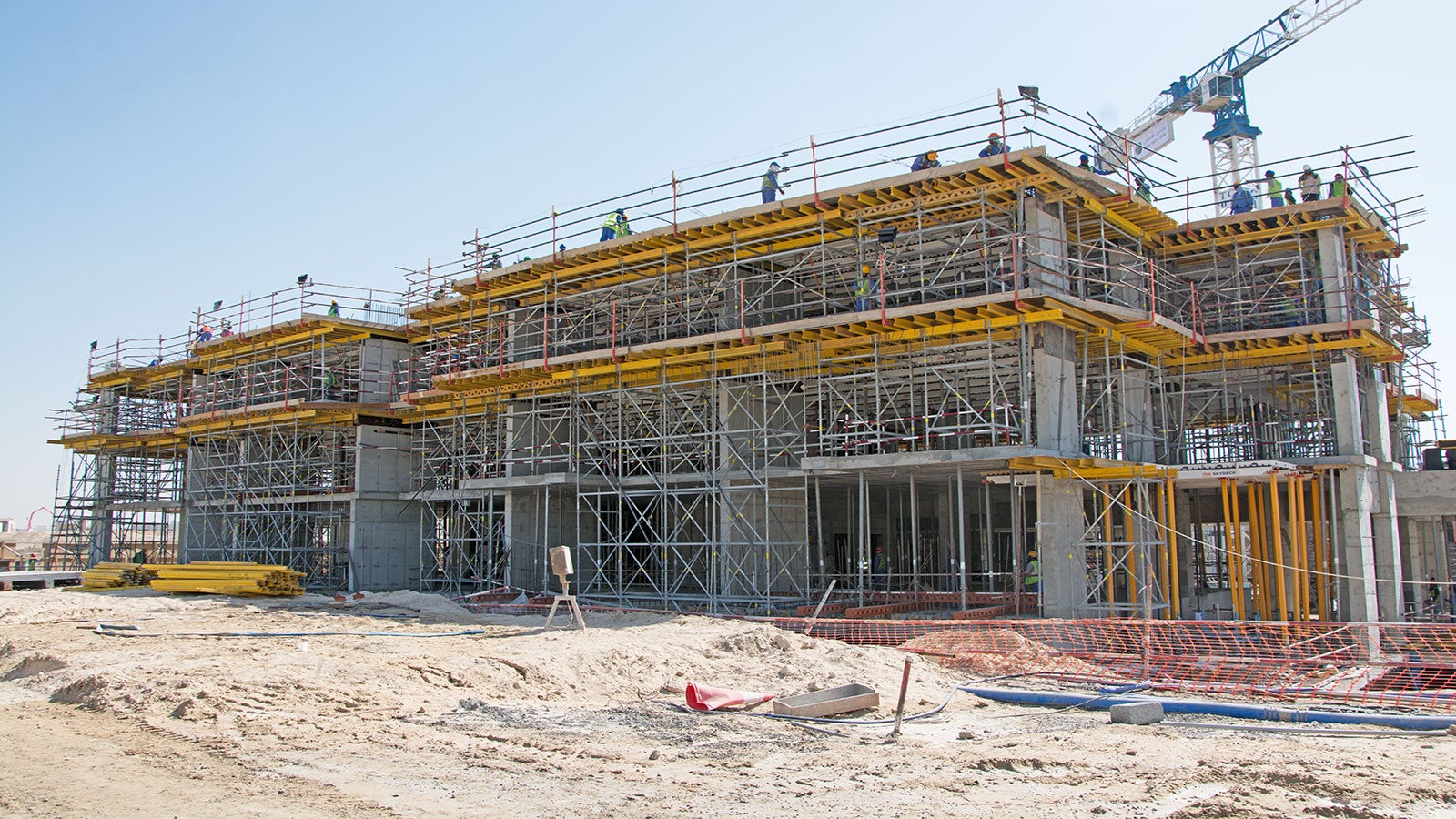 PERI UP shoring system is used with SKYDECK to support the slab at a height of 6m.