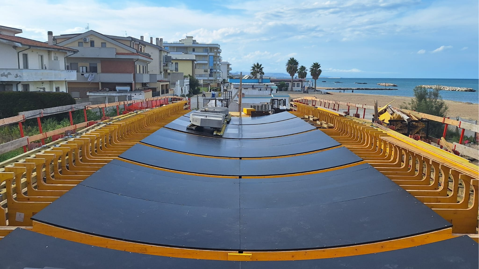Ponte strallato sul fiume Alento a Francavilla al mare - Fase di assemblaggio dei pannelli di rivestimento su centinatura in legno 