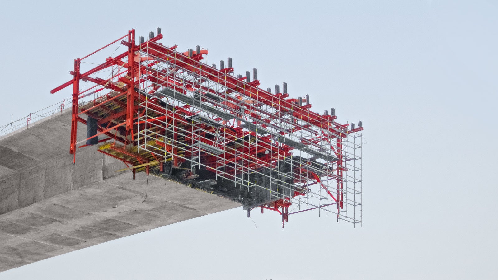 For safe working platforms and access, VARIOKIT and PERI UP could be ideally combined.