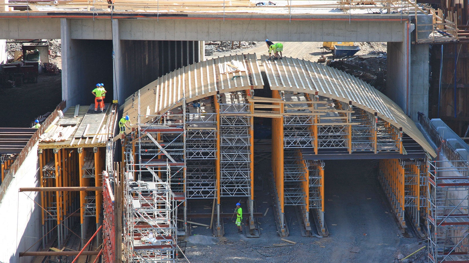 MULTIPROP-tornit muodostivat kaarevan tuentakokonaisuuden.