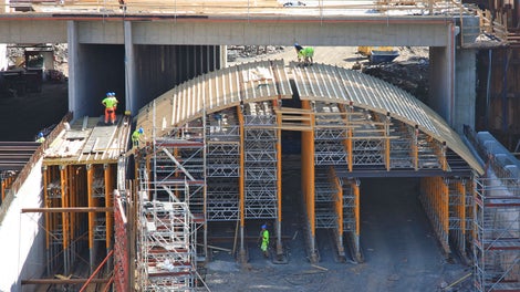 MULTIPROP-tornit muodostivat kaarevan tuentakokonaisuuden.