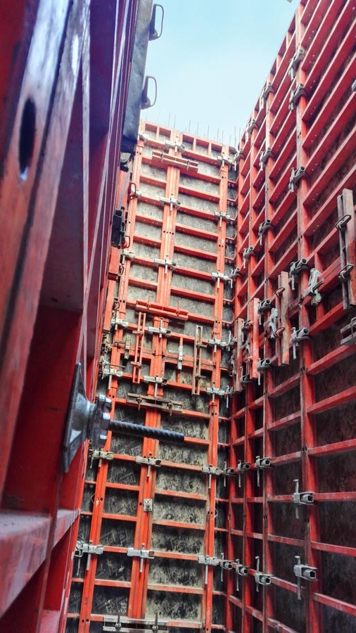 Widok deskowania szachtu o wysokości 6,60 m od środka. Użyto systemu TRIO.