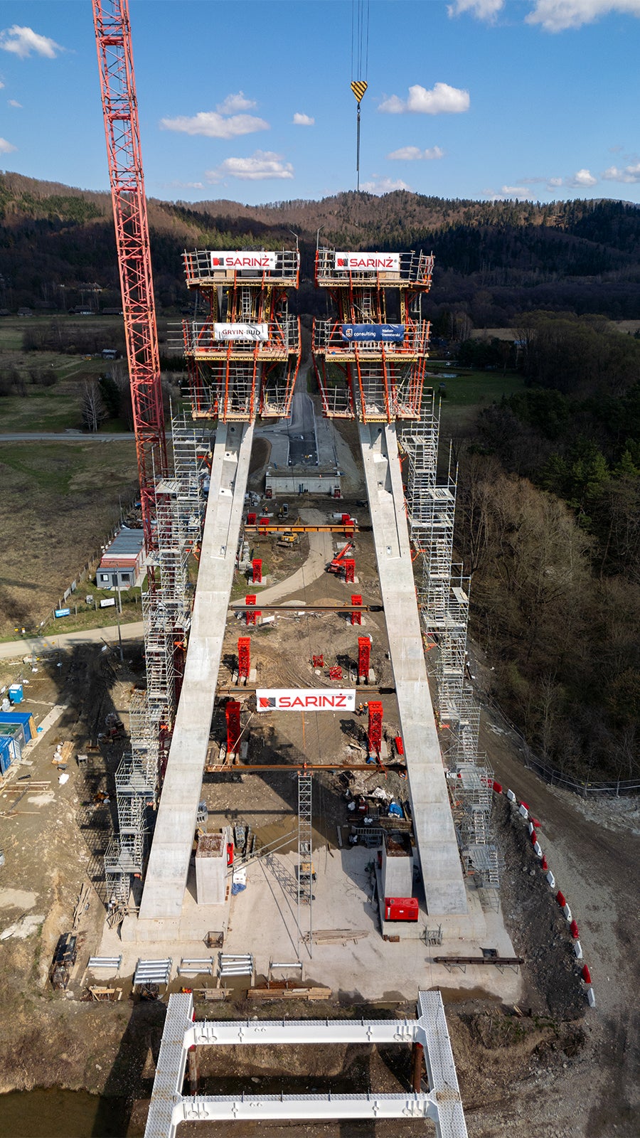 Budowa mostu przez rzekę San w Sanoku.