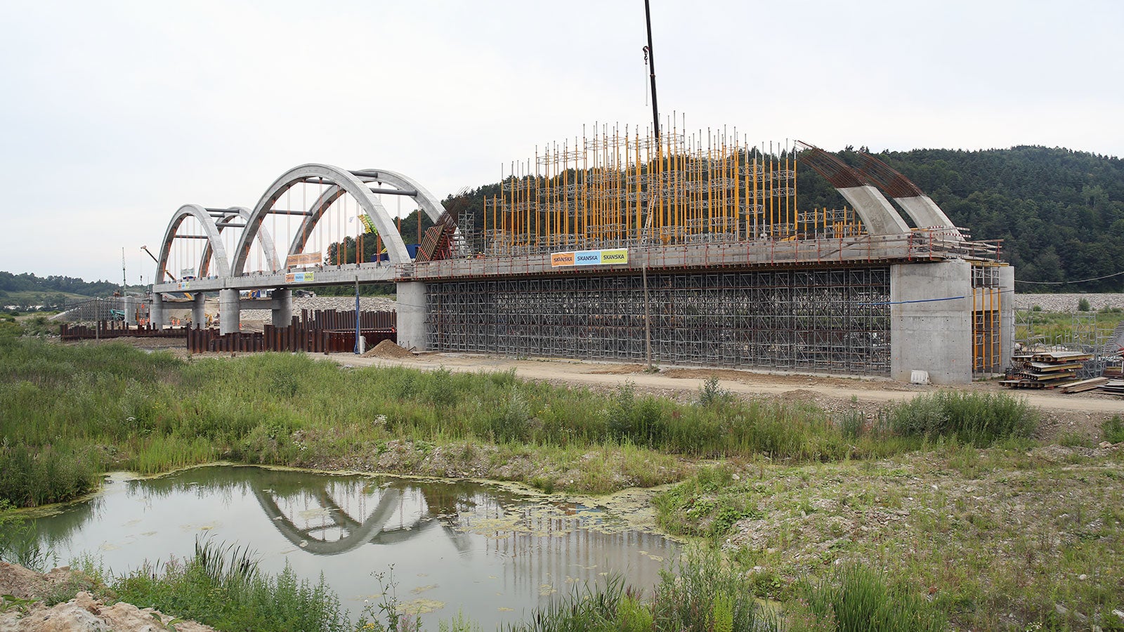 Mosty kolejowe nad korytem rzek Skawa i Stryszówka.