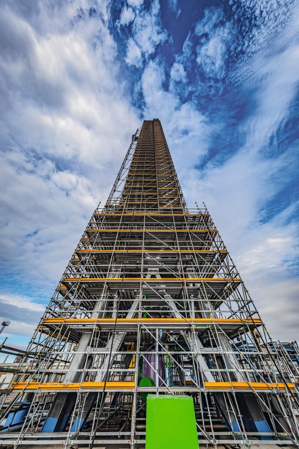 During use, the non-slip perforated decking, all-round guardrails and yellow guardrails as well as yellow side plates ensure a high degree of safety at work.