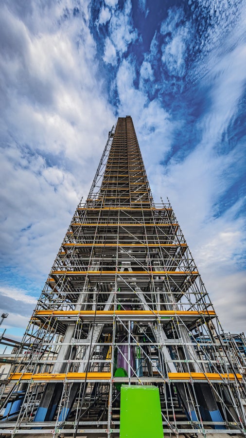 During use, the non-slip perforated decking, all-round guardrails and yellow guardrails as well as yellow side plates ensure a high degree of safety at work.