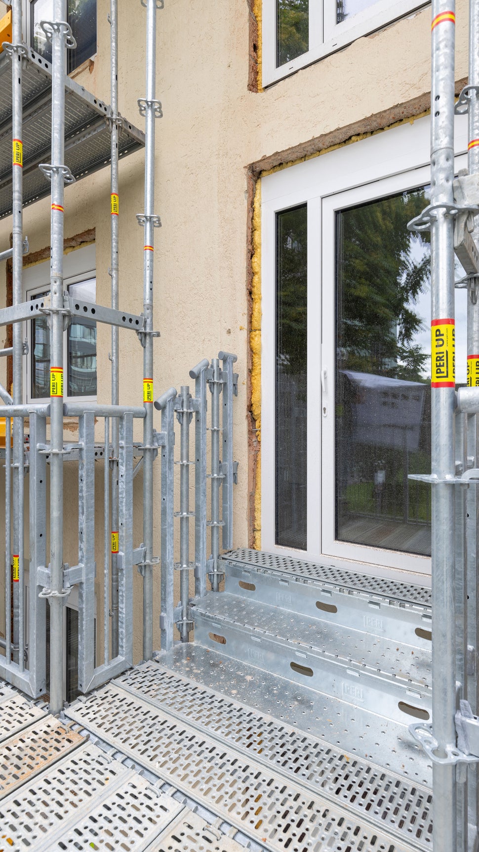 Dank der lösungsbezogenen Bauteile für Höhenausgleiche können Aus- und Einstiegsbereiche an verschiedene Höhen angepasst werden – bis zu zwei Stufen sogar ohne zusätzliche Stielreihe.