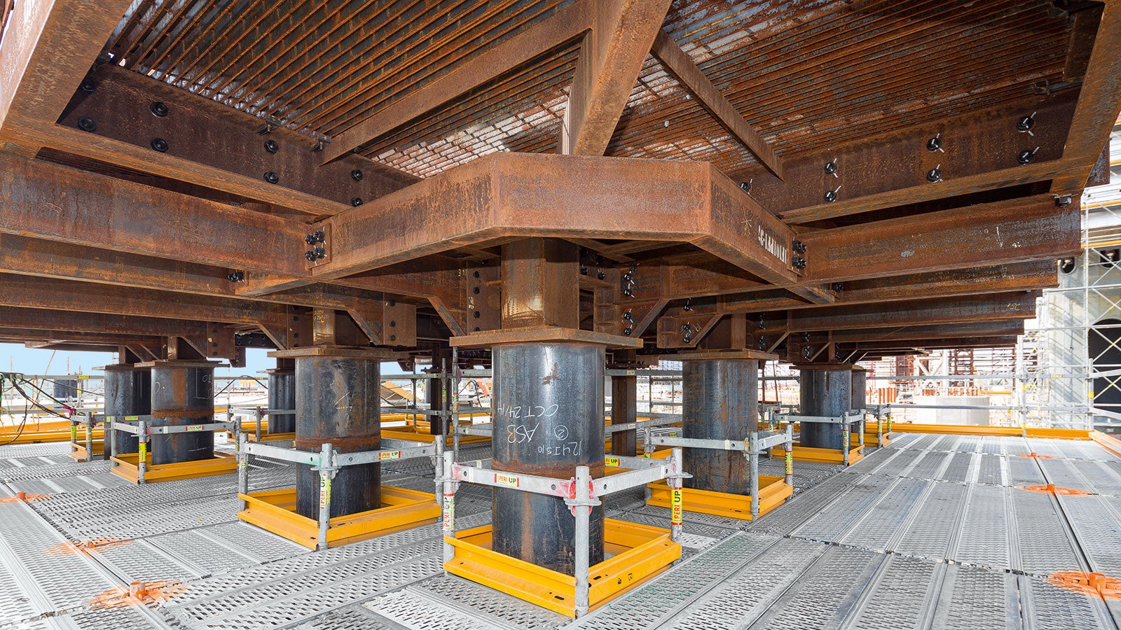 Safe working platforms without tripping hazards; scaffolding installation to accommodate plant components can be systematically and flexibly carried out, i.e. without time-consuming on-site tube and coupling assembly, in 25 cm increments.