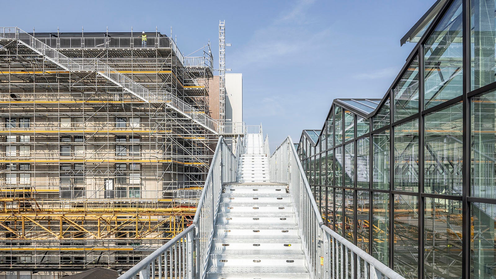 Montage von PERI UP Modulgerüst und der PERI UP Public Treppe zur Renovierung der Schokoladenfabrik. (Foto: PERI SE)