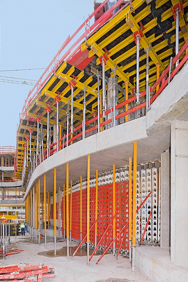 Below the shear walls, HD 200 heavy-duty props transfer linear loads of up to 400 kN/m and ideally supplement the MULTIPROP temporary props.