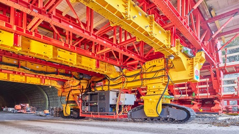 Assembly of the formwork carriage in front of the tunnel entrance | Crawler drive of the special steel formwork carriage