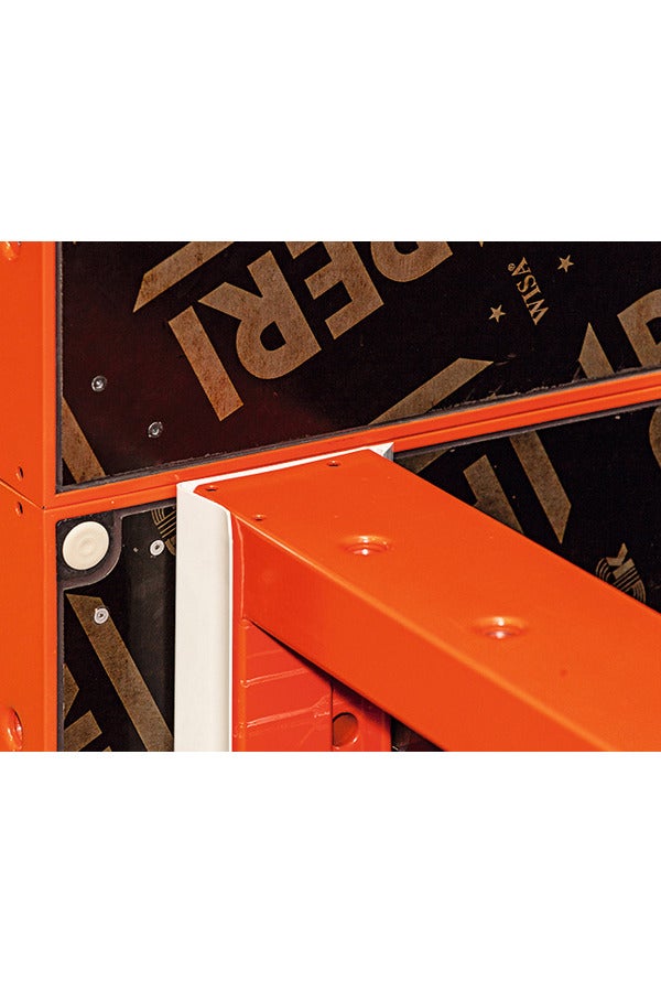 due to the clamping mechanism and PERI chamfer strip.