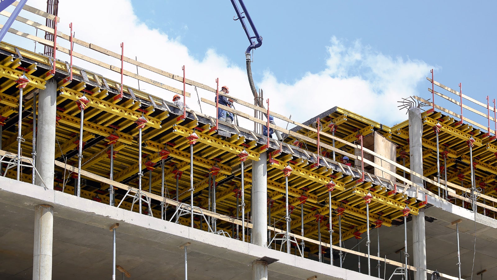 Опалубочные столы со встроенным ограждением создают безопасный периметр.