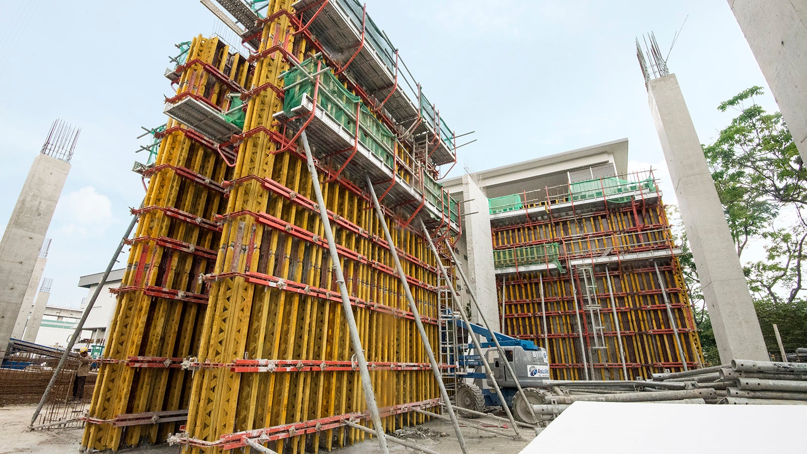 A one-time casting of wall using VARIO GT 24 Girder Wall Formwork system.