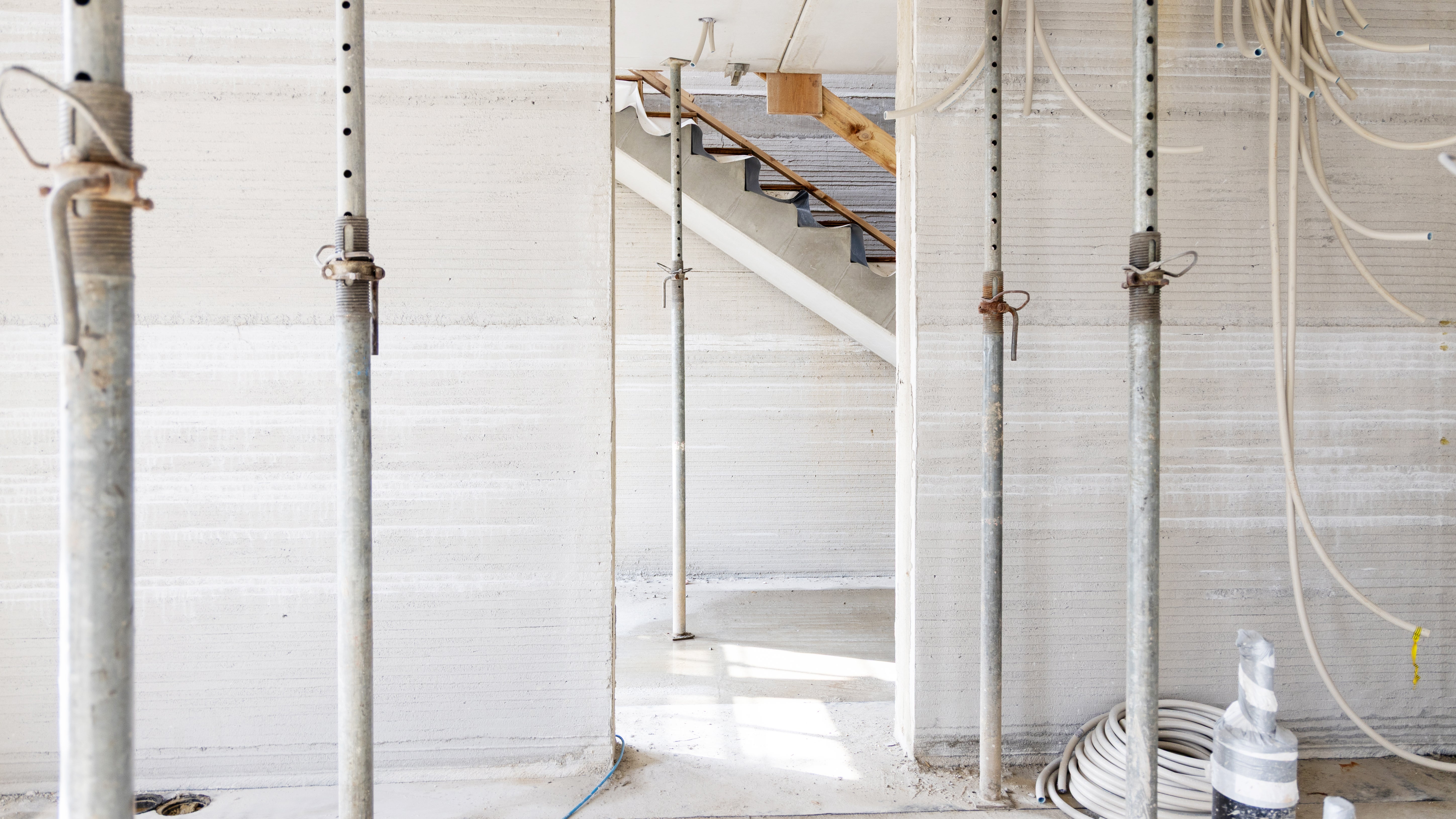 Beim Bau des dritten Hauses wurde zum ersten Mal in Deutschland als Bindemittel evoZero® von Heidelberg Materials verwendet, der weltweit erste Net-Zero-Zement auf Basis von CO₂-Abscheidung und -Speicherung.<br/>(Foto: PERI 3D Construction)