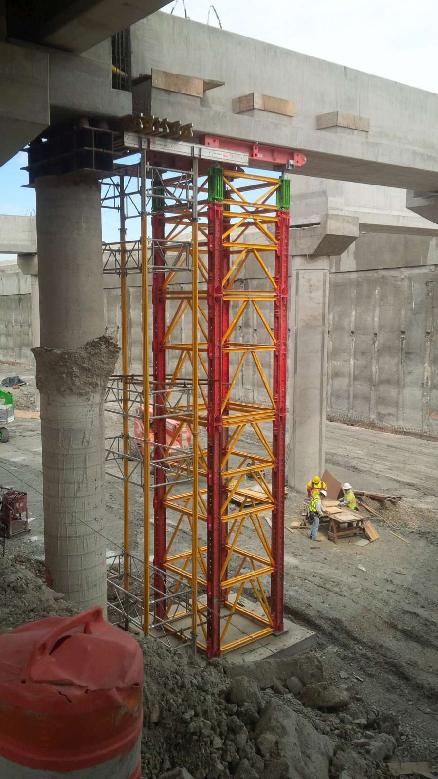 PERI&#039;s VST Shoring Tower supported the 350,000 lb caps until they were post-tensioned. 