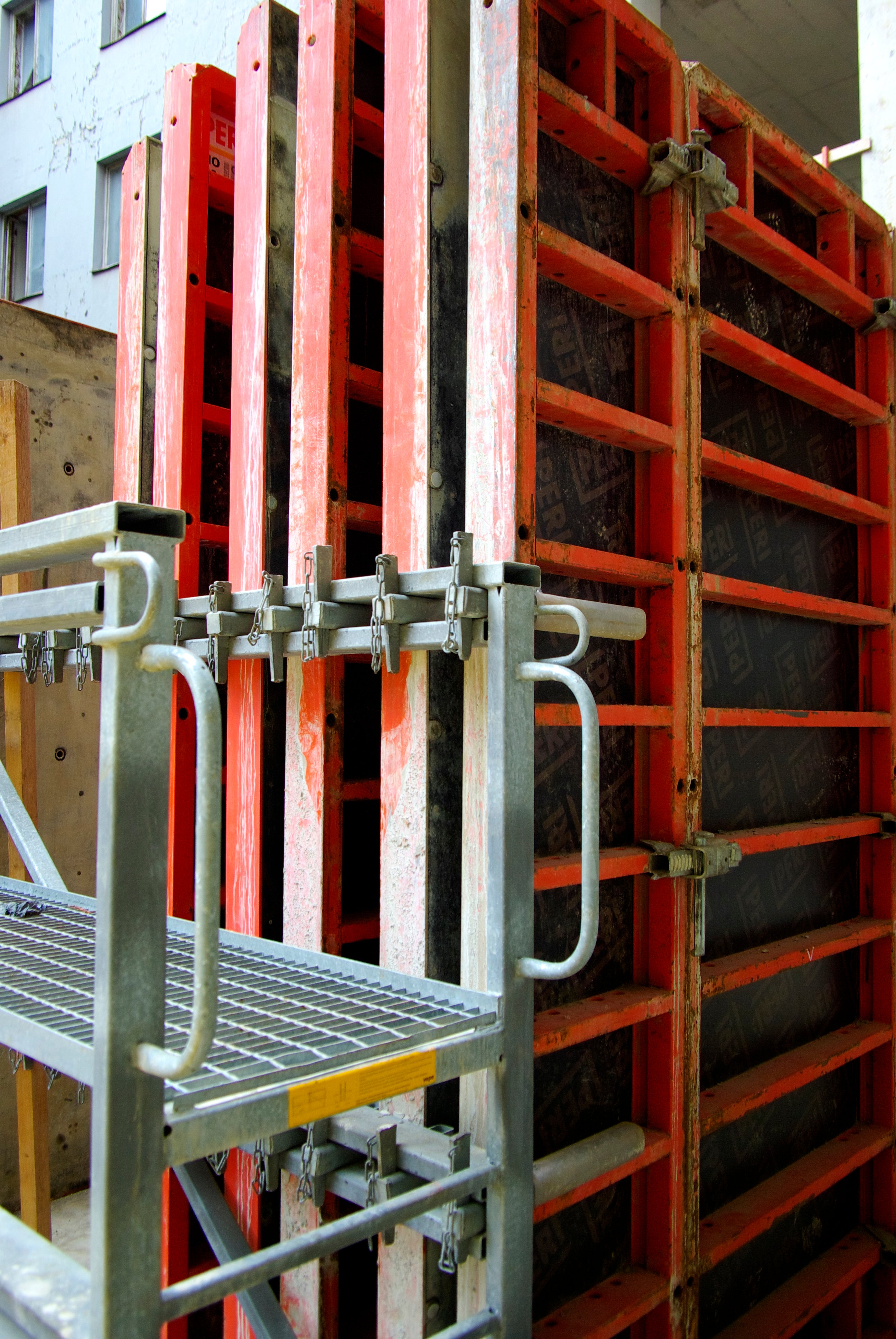 TRIO, MAXIMO või DOMINO raketis ladustatuna spetsiaalsesse kilbiriiulisse võimaldab ehitusplatsi optimaalset kasutust, ohutut ja kiiret tööd. Kilbiriiulisse ladustatud materjali on lihtne hooldada ja vineeripind püsib kauem kvaliteetne. Spetsiaalne käigutee võimaldab ohutu juurdepääsu.