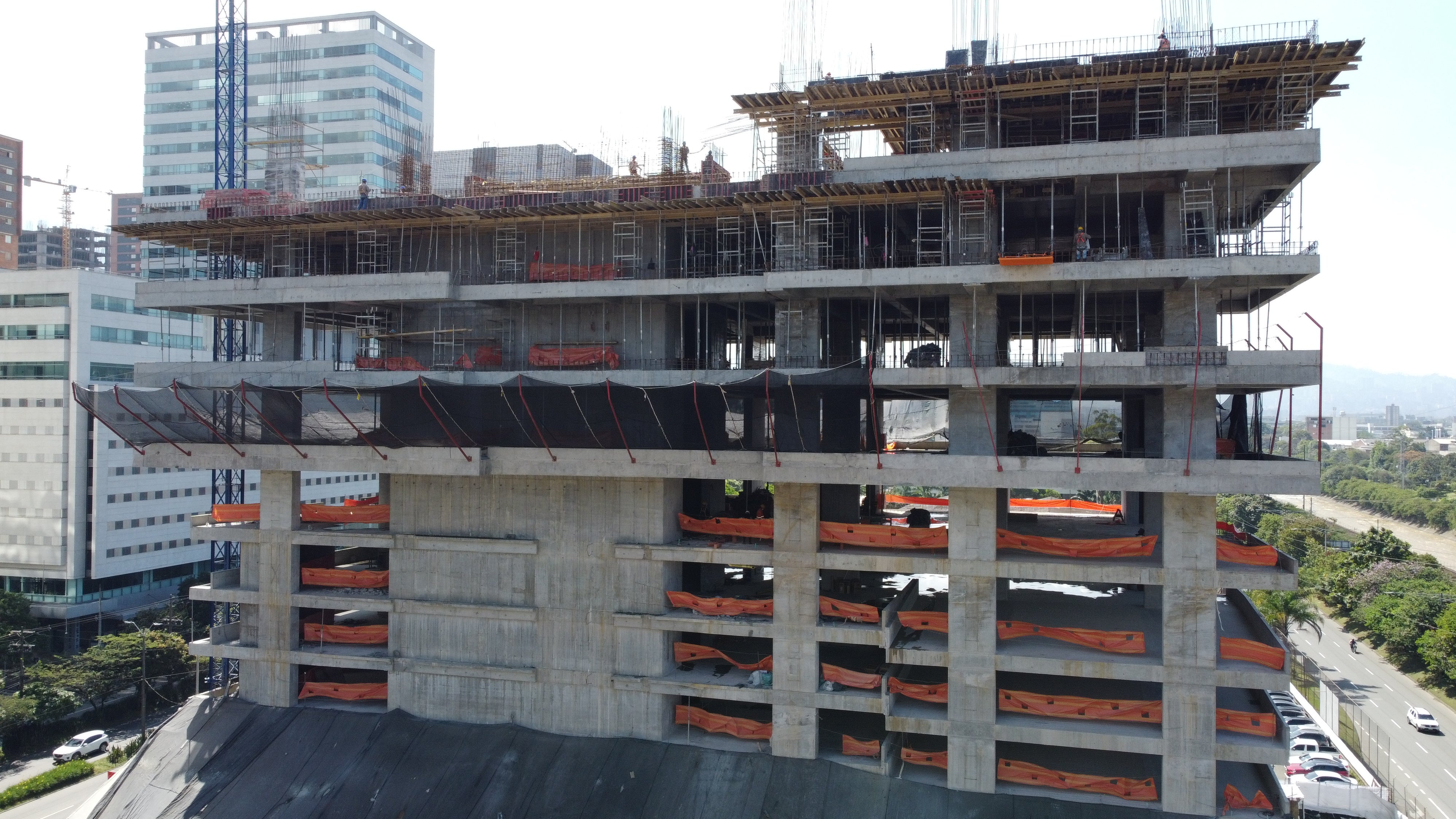 Sistema de encofrado de losas MULTIFLEX en combinación con torres de carga ST-100.