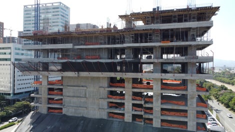 Sistema de encofrado de losas MULTIFLEX en combinación con torres de carga ST-100.