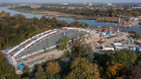 Die alte und neue Eisenbahnbrücke über die Oder gelten als grenzübergreifendes Symbol für das Zusammenwachsen Europas. Die 130 m spannende Bogenbrücke über das Stromfeld wird weltweit erstmalig im Eisenbahnverkehr als Netzwerkbogenbrücke mit Carbonhängern ausgeführt.