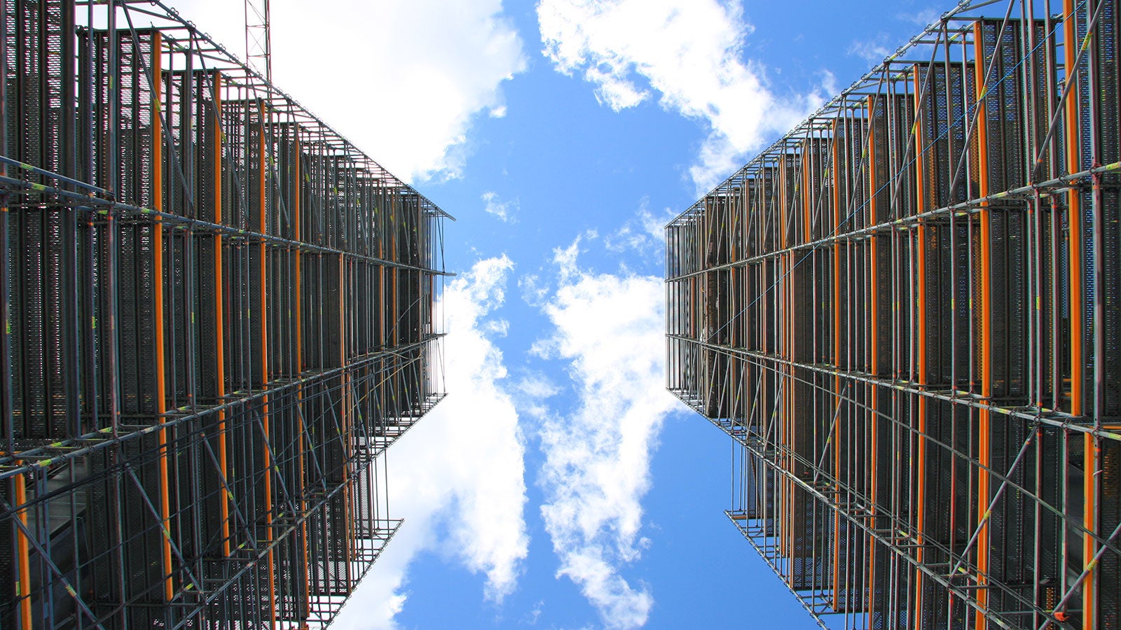 Pylonien ympärille rakennettiin työtelineet PERI UP Flex -telineestä, joilta käsin asennettiin teräslohkot sekä vinoköydet.