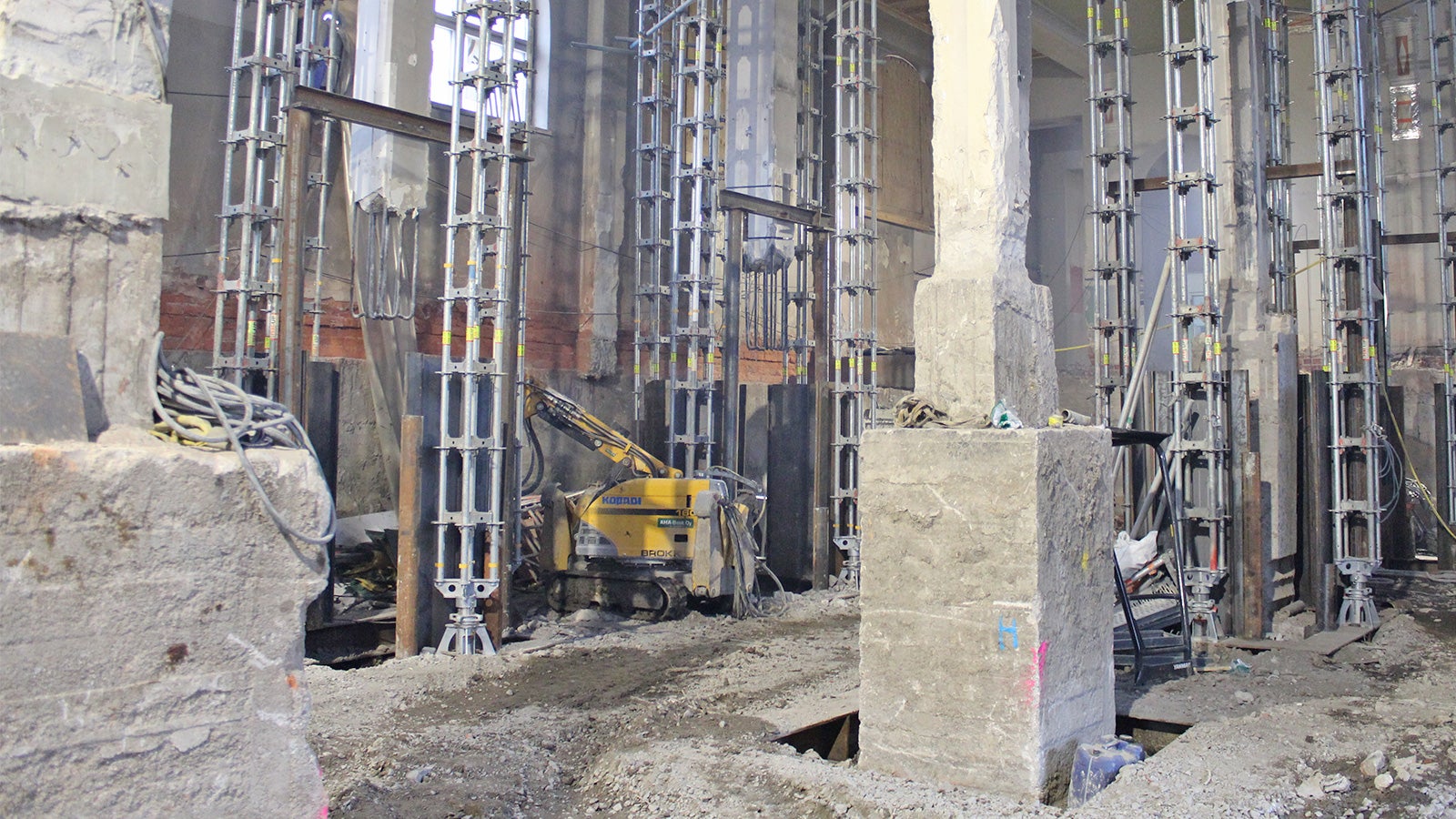 Hakaniemen hallin peruskorjauksen yhteydessä uusitaan muun muassa talotekniikka ja tiloja myymälässä ja varastoissa. Kauppahallin yleisilme pyritään säilyttämään kuitenkin samana.