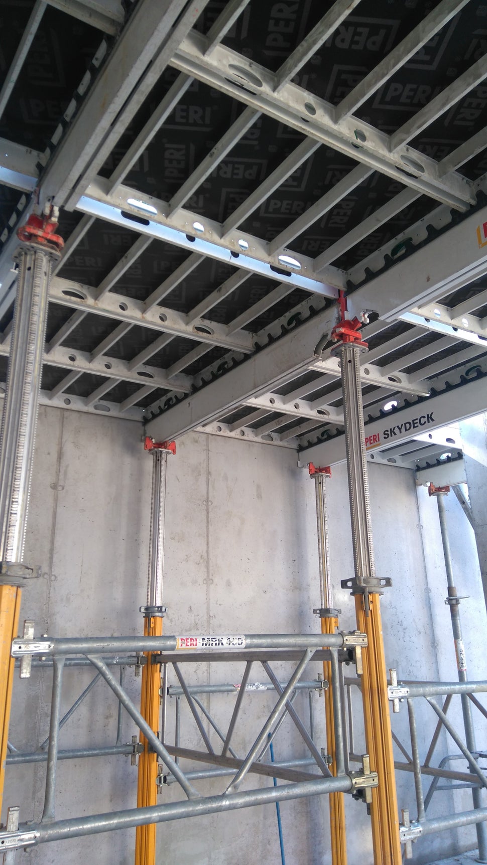 Изграждане на жилищна сграда в ж.к. &quot;Изток&quot; - Приложение на иновативния панелен кофраж SKYDECK за пръв път в България