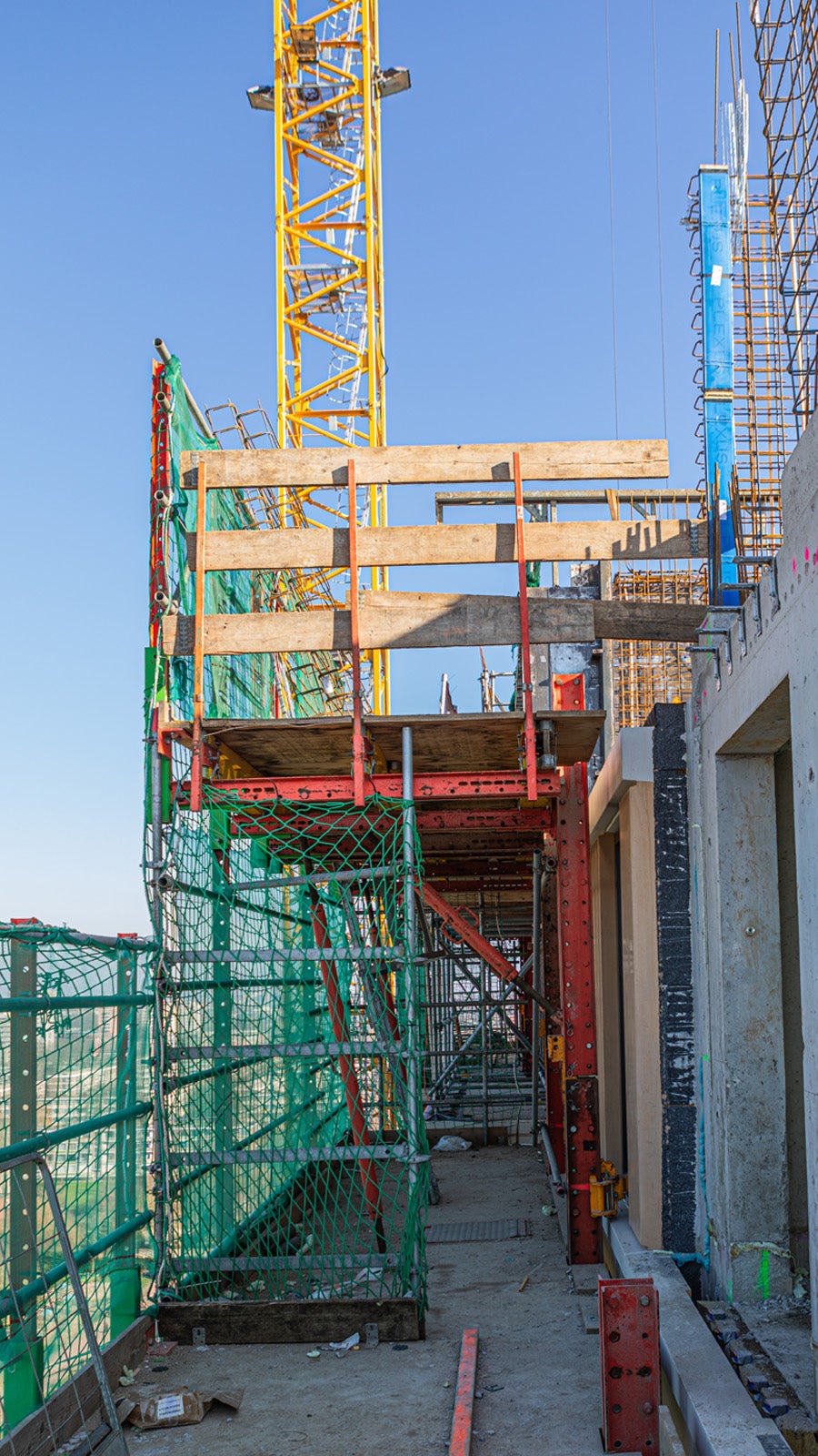 Het PERI klimsysteem is een ruw- en afbouw klimsteiger ineen. Het hangt op verschillende niveaus, zodat bouwers continu toegang tot de juiste werkhoogte hebben.