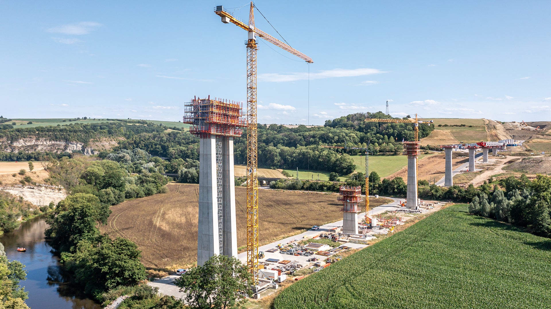 Insgesamt 16 Pfeiler tragen die 1,2 km lange Brücke über das mittlere Saaletal, davon zwei Doppelpfeiler links und rechts der Saale.