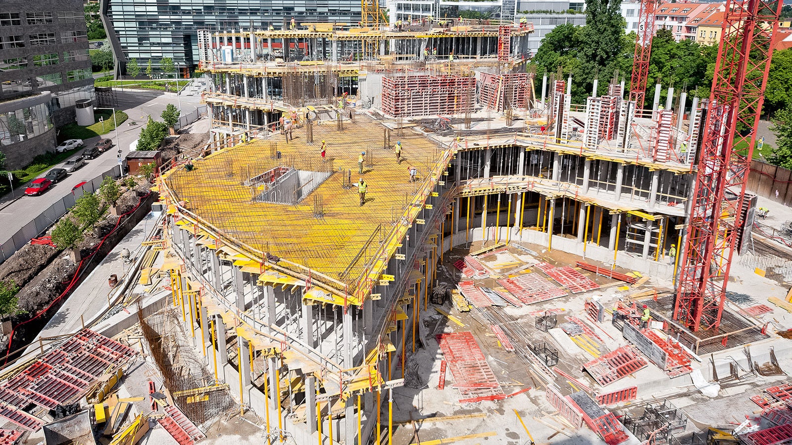 MULTIFLEX can be adapted to suit all ground plans. The overlapping of the slab girders and change of direction of the main beams ensure maximum flexibility.<br/>