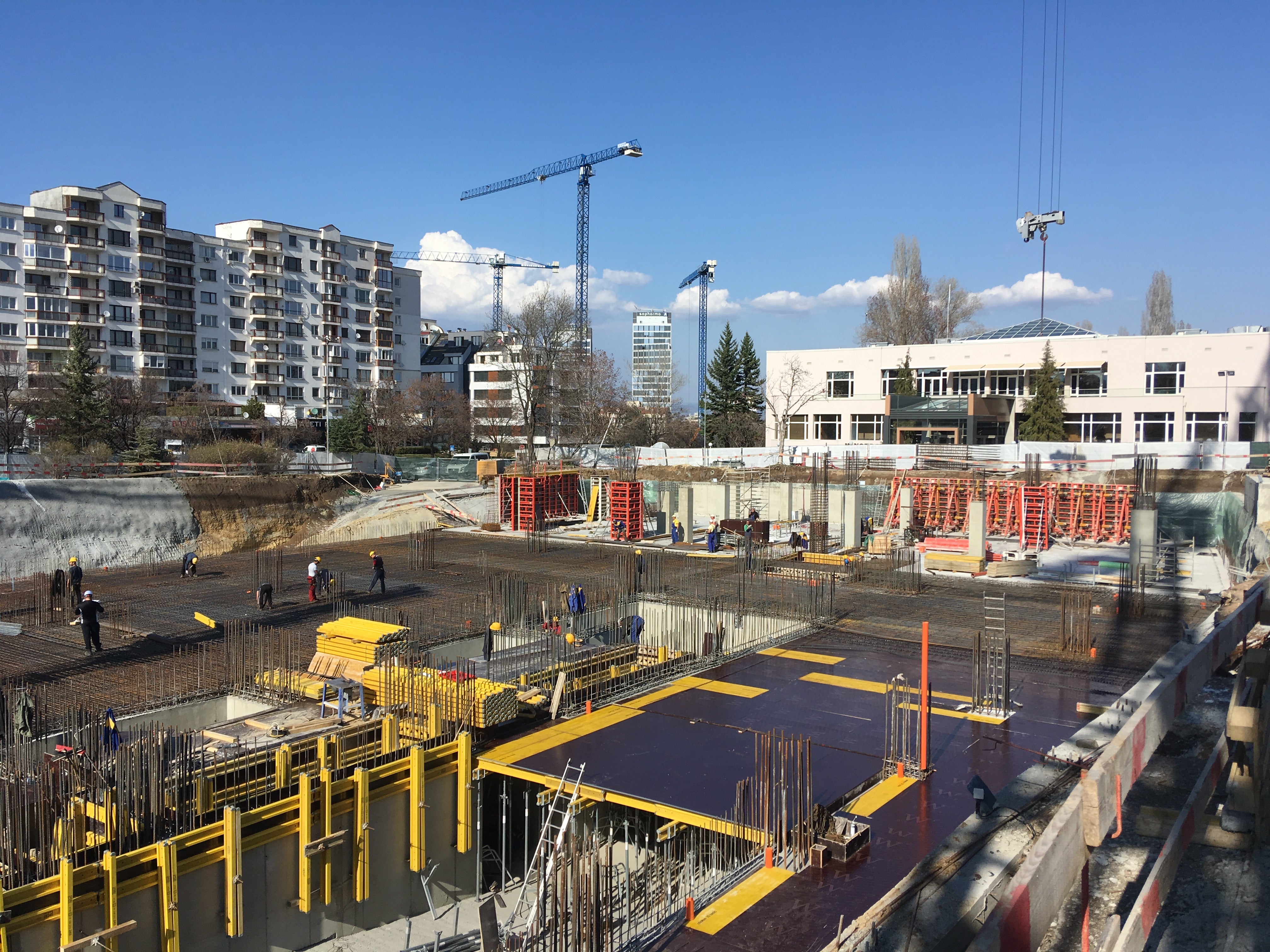 Гредите GT24 имат голяма носимоспособност, което прави кофражът MULTIFLEX идеалното решение за сложни конфигурации на сградите. 