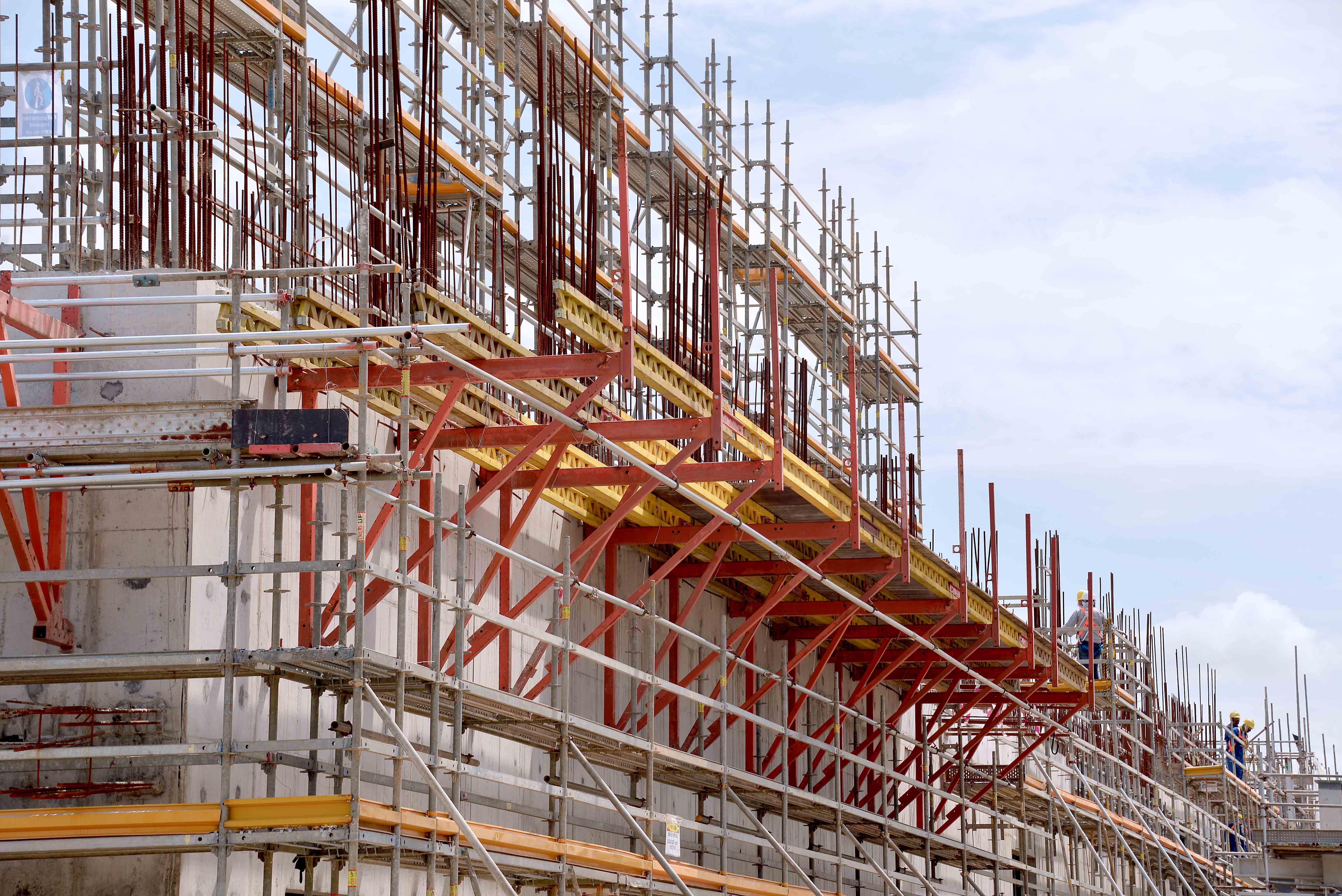 CB 240 utilised as access for PERI UP installation second casting