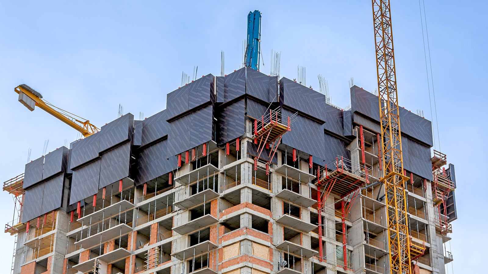 Potpunim zatvaranjem najviših spratova u izgradnji, povećana je bezbednost na radu i izbegnuti su prekidi uslovljeni lošim vremenskim prilikama.