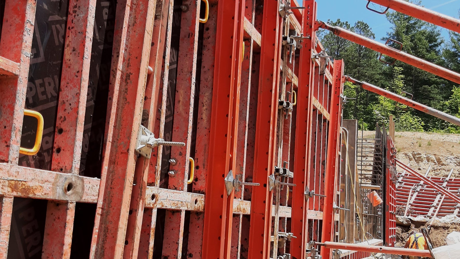 VARIOKIT SRU walers were connected to standard TRIO panels to create a tieless solution for one of the many challenging pours on the project.