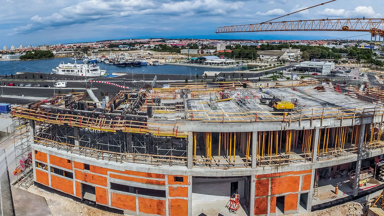 The reinforced concrete slabs of the atrium were constructed using MULTIFLEX Girder Slab Formwork. Due to the free arrangement of the formwork girders, the slab formwork could be flexibly adapted to suit the various ground plans.