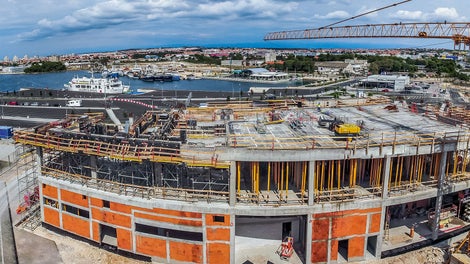 The reinforced concrete slabs of the atrium were constructed using MULTIFLEX Girder Slab Formwork. Due to the free arrangement of the formwork girders, the slab formwork could be flexibly adapted to suit the various ground plans.