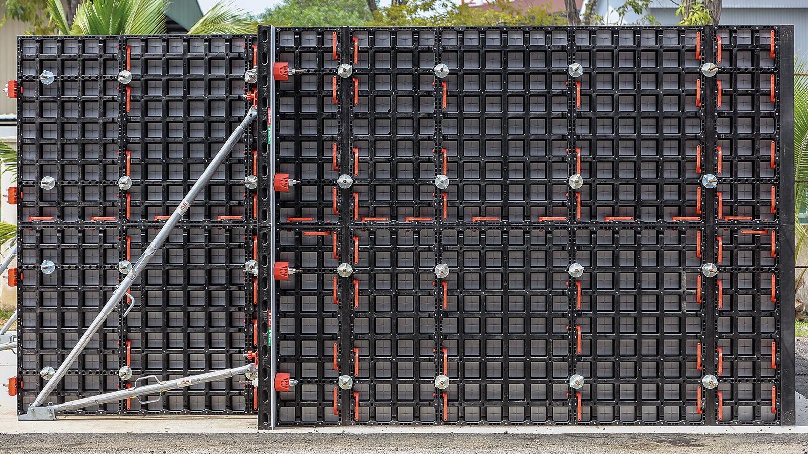 PERI DUO is manufactured using a zero-waste manufacturing process that results in no waste being produced. All of the raw materials are integrated in the production process. In line with this closed cyclic economy, the DUO material remains as a material after recycling and can be used for new products such as formliners.