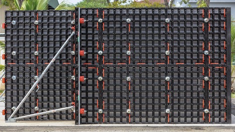 PERI DUO is manufactured using a zero-waste manufacturing process that results in no waste being produced. All of the raw materials are integrated in the production process. In line with this closed cyclic economy, the DUO material remains as a material after recycling and can be used for new products such as formliners.