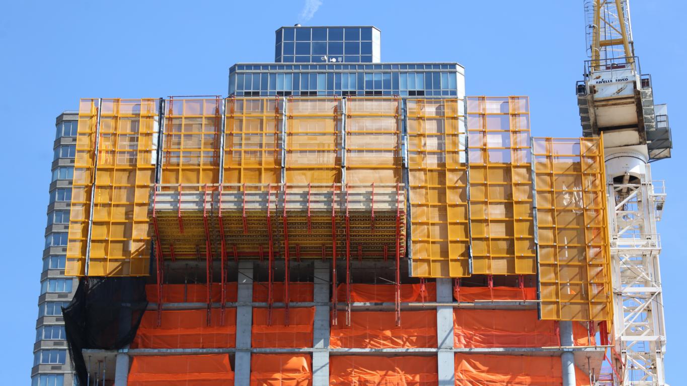 The LPS screens telescope inwards and outwards thus allowing them to easily adapt to any building shape as construction progresses. It also facilitates easy transportation of the screens