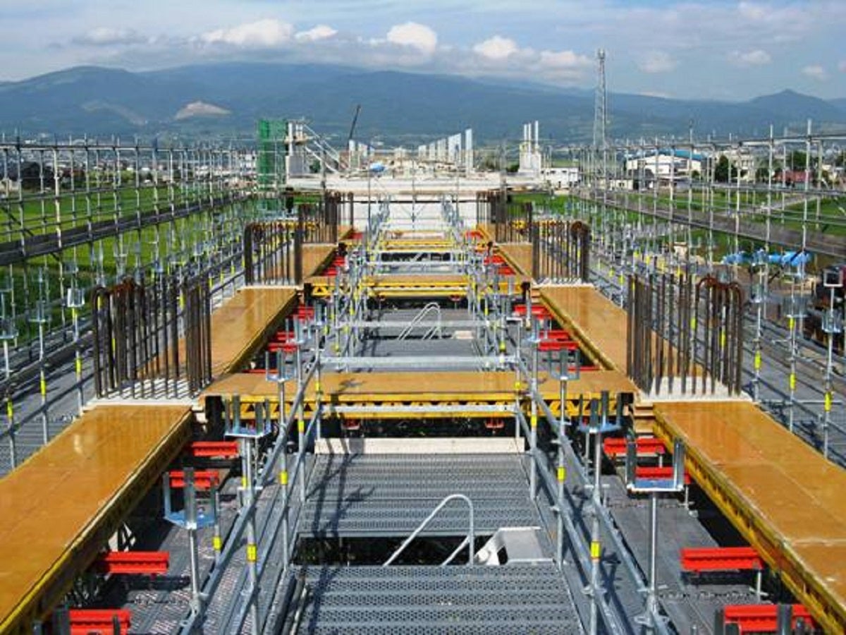 梁底・型枠の設置