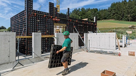 Alle DUO Systembauteile wiegen weniger als 25 kg – DUO ist damit eine echte Handschalung und ohne Kran zu bewegen.