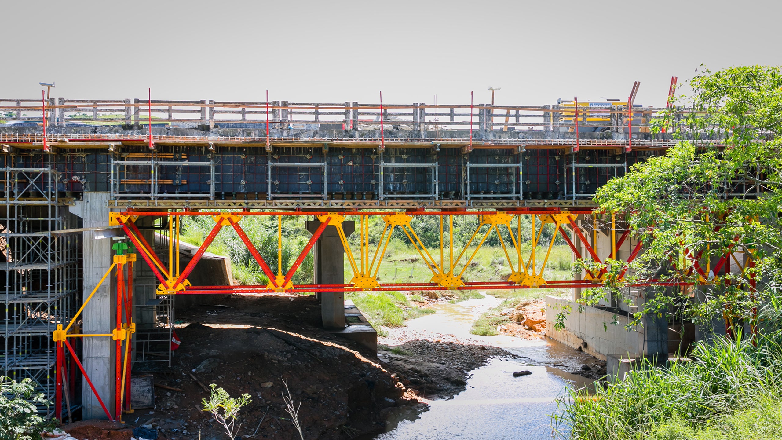 Alargamento da Ponte sobre o Córrego do Sapé, executado com o novo sistema de treliça ALPHAKIT, vencendo um vão de 20 m, dando maior produtividade na pré-montagem e dispensando guindastes para içamento (utilização de Munck).