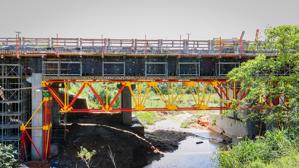 Alargamento da Ponte sobre o Córrego do Sapé, executado com o novo sistema de treliça ALPHAKIT, vencendo um vão de 20 m, dando maior produtividade na pré-montagem e dispensando guindastes para içamento (utilização de Munck).