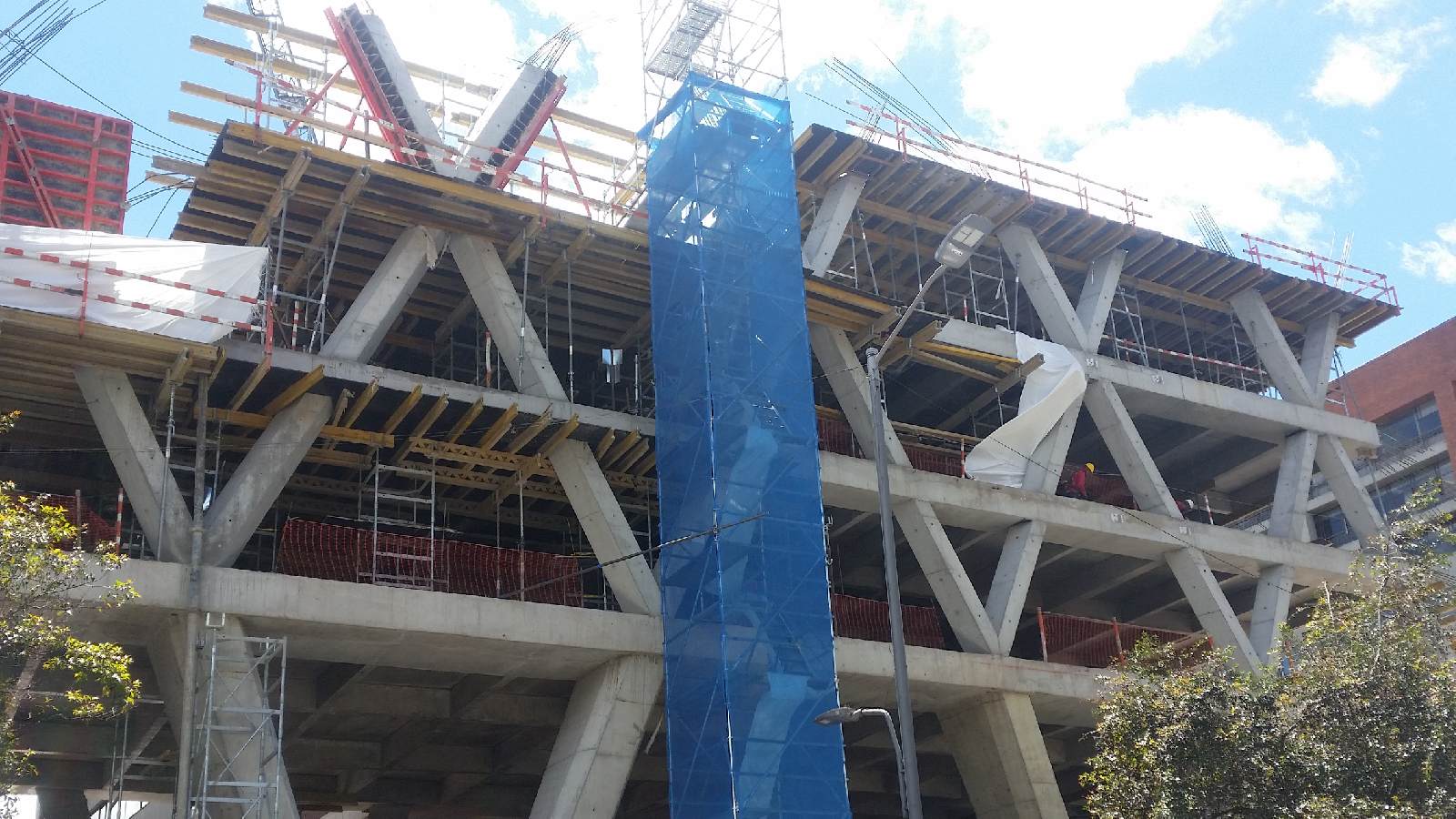 Este proyecto cuenta con columnas complejas que generan un diagrid (acrónimo del inglés rejilla en diagonal)