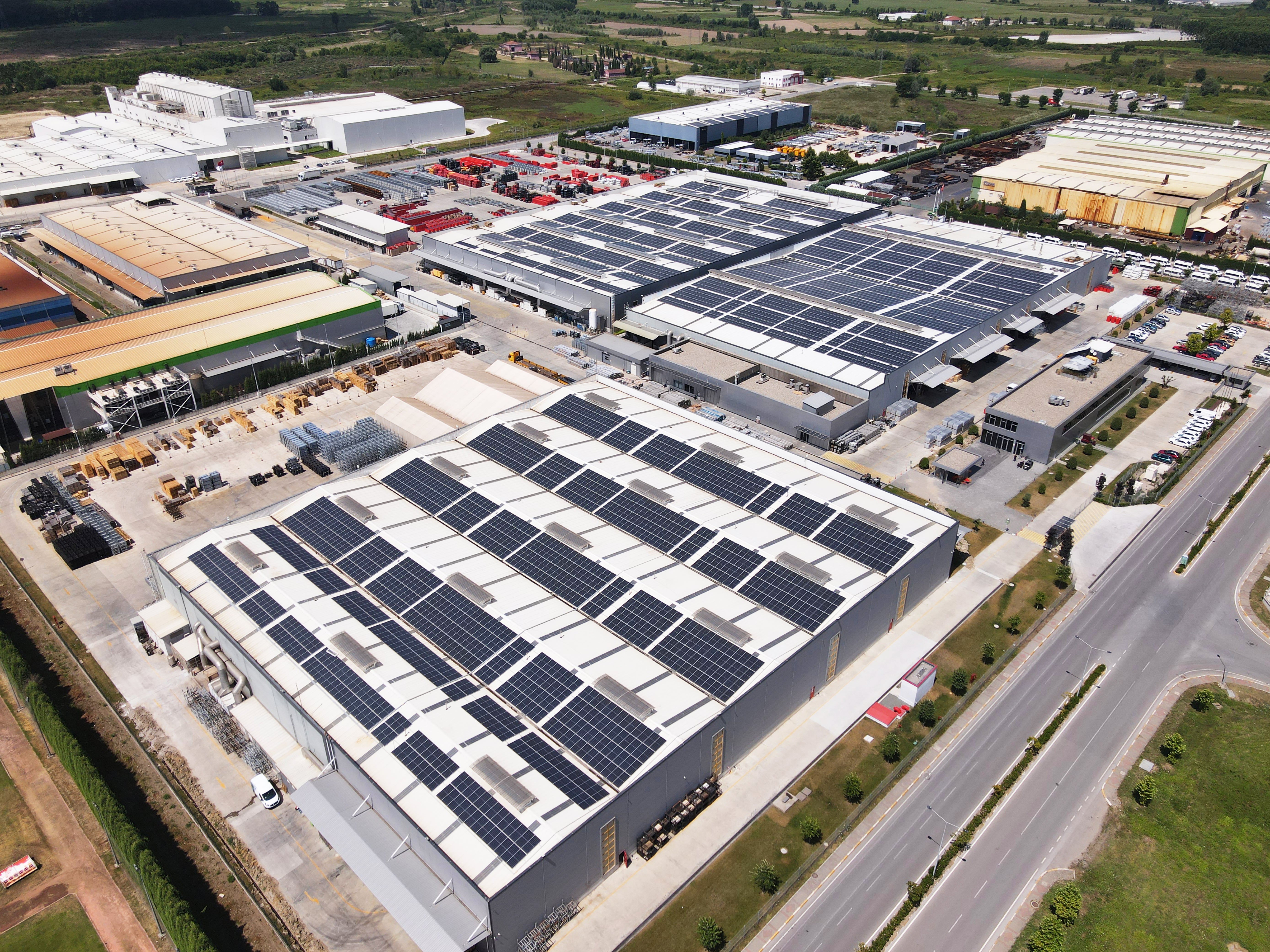 Insgesamt betreibt PERI weltweit 17 Solaranlagen an PERI Standorten. Hier die PV-Anlage in Sakarya, Türkei. Sie deckt den gesamten Strombedarf dieses PERI Standortes. (Foto: PERI SE)