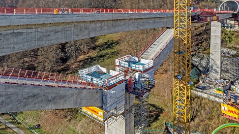 PERI Ingenieure konstruierten für die Bearbeitung der Schrägpfeiler einen schienengeführten Nachbehandlungswagen, indem sie das PERI UP Gerüstsystem mit VARIOKIT und der RCS Klettertechnik verheirateten.