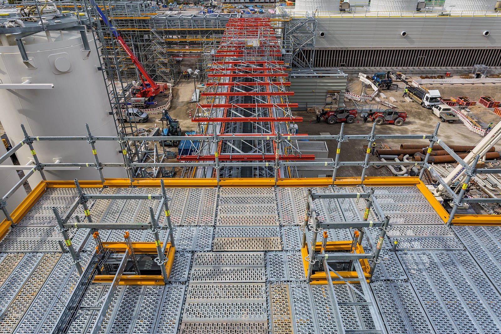 The combination of high adaptability in 25 cm grid dimensions and consistent use of system components accelerates scaffold assembly operations while increasing the safety during installation and use.
