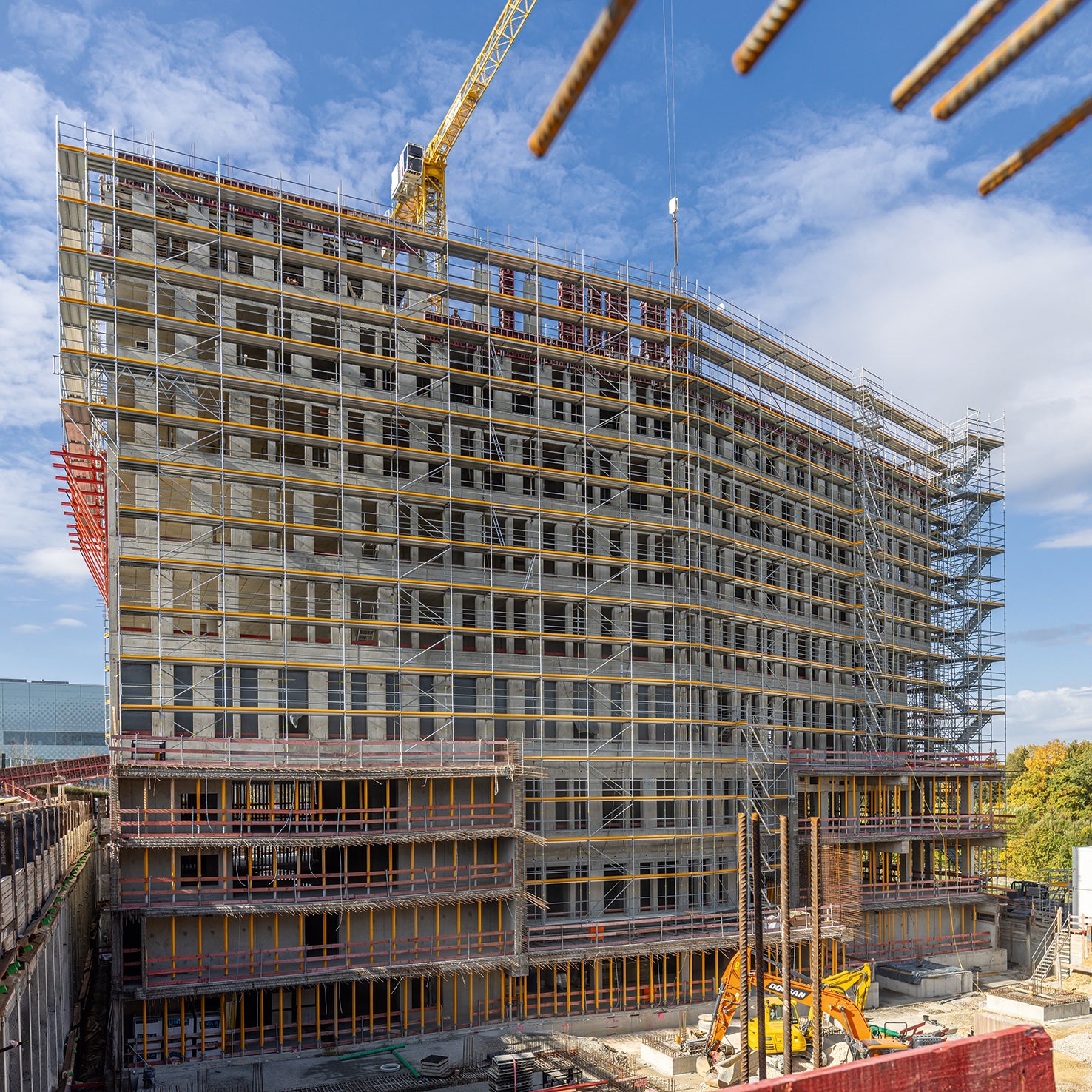 Durch eine frühzeitige Abstimmung der Gerüstbauarbeiten und -lösungen mit den Rohbau- und Ausbaugewerken ließen sich Schnittstellenprobleme vermeiden.