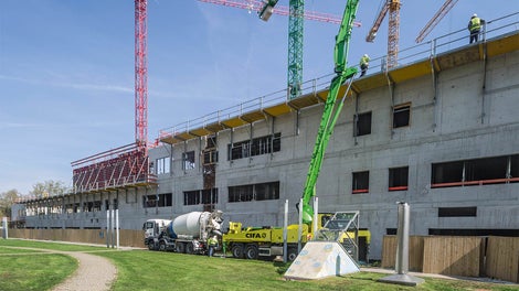 Zum Schalen der Außenwände wird die MAXIMO Rahmenschalung zusammen mit der Faltbühne FB&nbsp;180 eingesetzt.<br/>