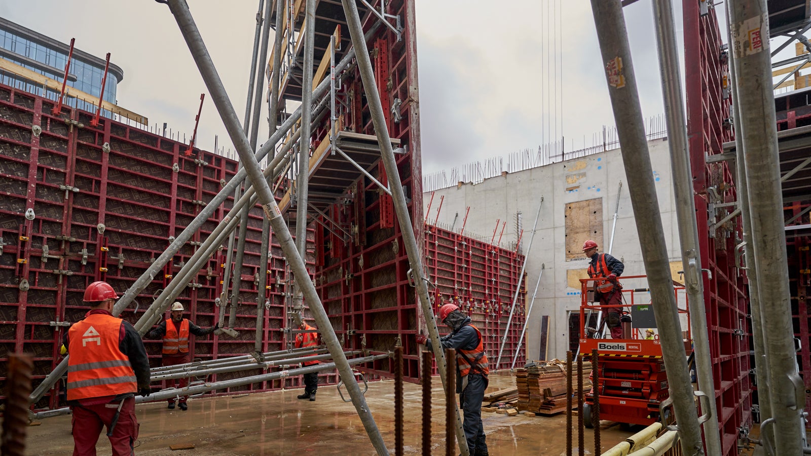 Zowel bekisting, MXK platforms, als ladder en stelschoren worden in één kraanbeweging verplaatst. Snel en efficiënt.